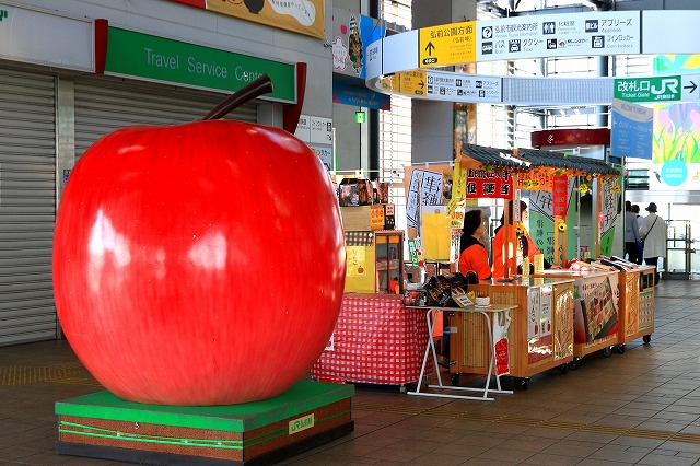 青森の旅 その２１ 弘前市 １ 弘前駅 りんごの風 質素な写真展示室