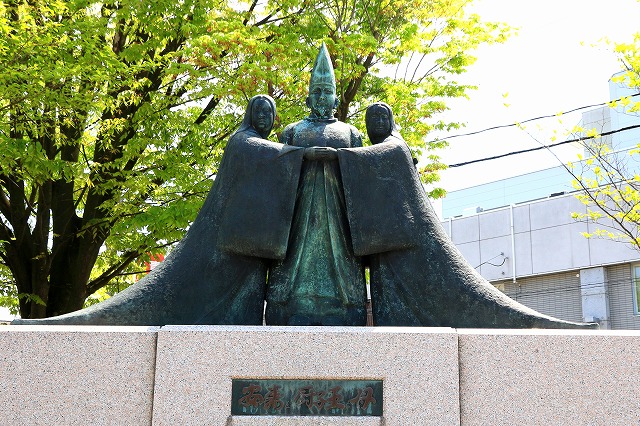 安寿と厨子王と母 像-1