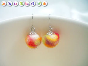 ふわふわ色彩豊かなピアス(イヤリング)|手作りアクセサリー工房みるいる
