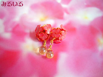 小さな赤い紫陽花と輝く雫のピアス(イヤリング)|手作りアクセサリー工房みるいる