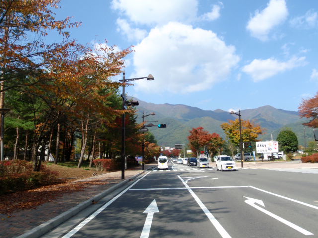 河口湖畔からの御坂山塊の紅葉