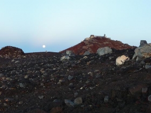 20100825 富士山頂 月の存在感