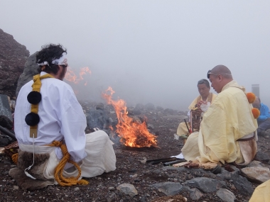 聖護院　富士山　峯入り修行　新聞　富士ニュース　岳南朝日　加持　山伏　西川卯一　東海道表富士