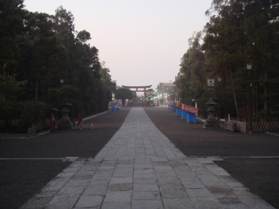 朝の静けさの中、八幡さまより逆に見る光景