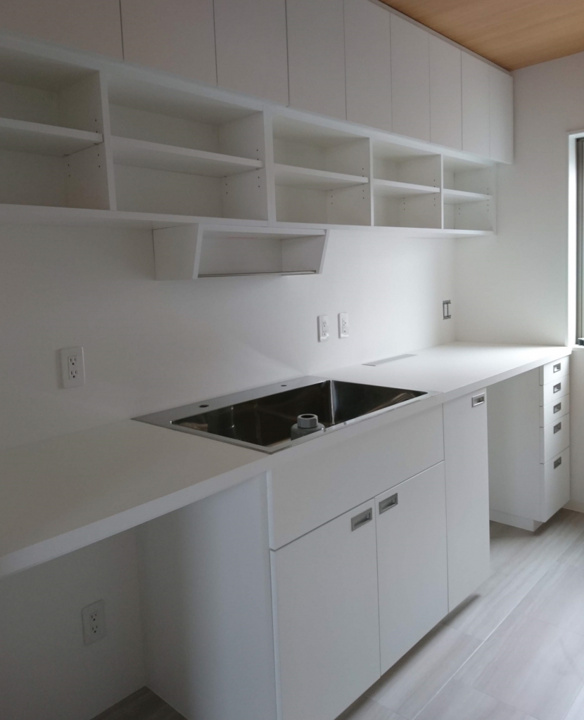 造作家具 ホワイト系キャビネット シンク 網棚、棚、株式会社山下建具店