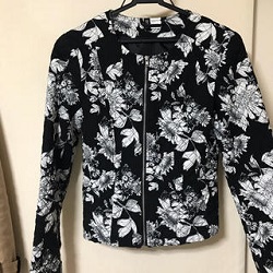 古着 画像 ノーカラージャケット 黒 花柄 Mサイズ レディース 美品