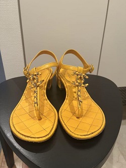 シャネル 画像 サンダル イエロー ココマーク チェーン
