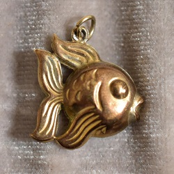 金製品 画像 K9 9金 チャーム 金魚 375刻印 ヴィンテージ