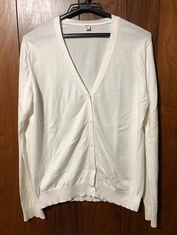 古着 画像 Vネックカーディガン 白 UNIQLO Ｍサイズ レディース 美品