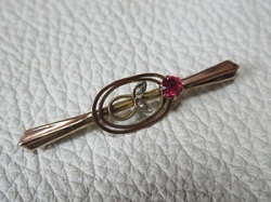 金製品 画像 K9PG 9金ピンクゴールド ブローチ ルビー メレダイヤ 英国製