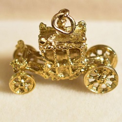 金製品 画像 K9 9金 チャーム 馬車 ヴィンテージ アンティーク イギリス