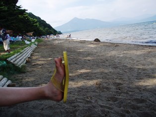 猪苗代湖と磐梯山と末娘の足です。