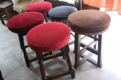 鋲付 丸スツール張替 | 椅子と日々と