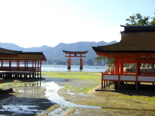 厳島神社の大鳥居と廻廊