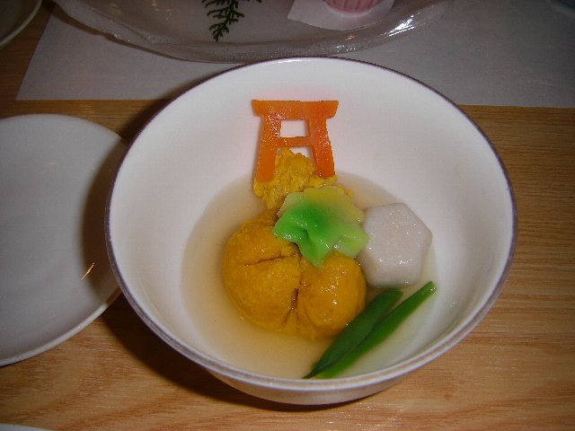 安芸グランドホテルの煮物にあった鳥居