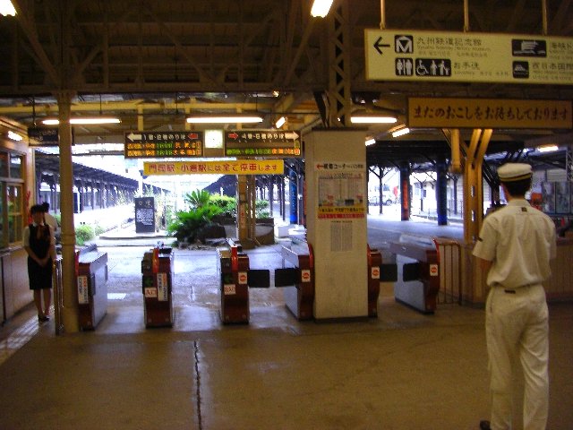 門司駅の出発ホーム。気のせいか右手前の駅員さんも、レトロ調