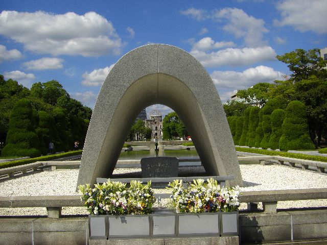 平和公園内にある原爆慰霊碑