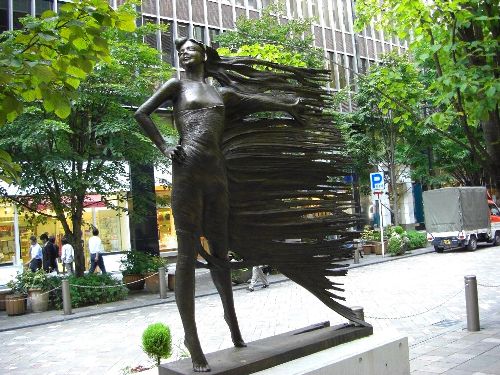これは、カウパレードとは関係ないが、普段から気に入っている像。丸の内通り沿いにある。