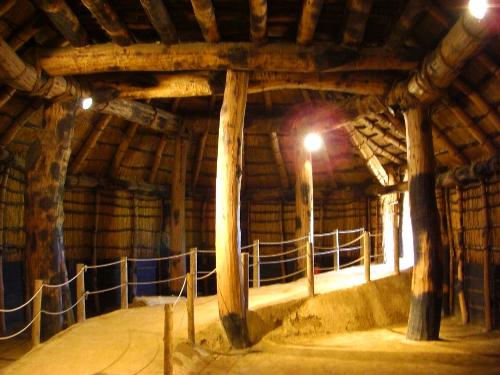 三内丸山遺跡の巨大な大型竪穴住居跡