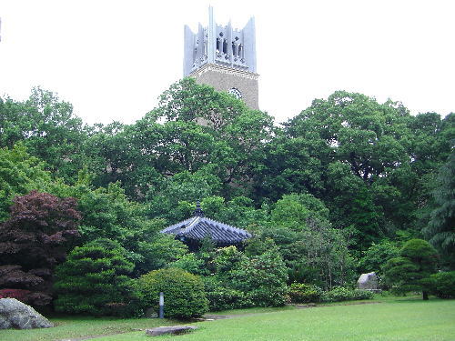 早稲田大学の大隈庭園から見える大隈講堂