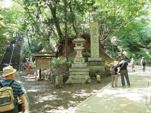 飯縄大権現の分かれ道。右は女道、左は男道。