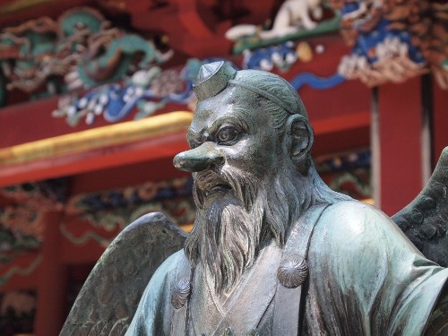 背景がボケるように試みた天狗