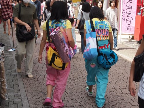 原宿の竹下通りを歩く独特のファッションの女の子たち