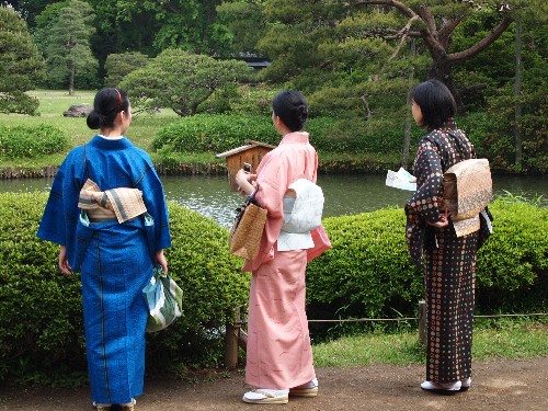 和服の女性が、日本庭園に似合っている