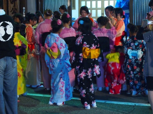 越中八尾の西新町の公民館の前。ホワイト・バランスは電球色