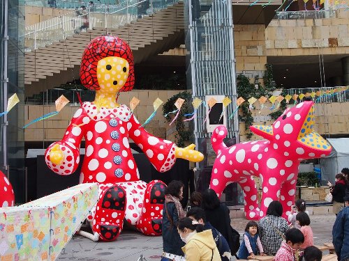 六本木ヒルズの草間弥生さん作・やよいちゃん