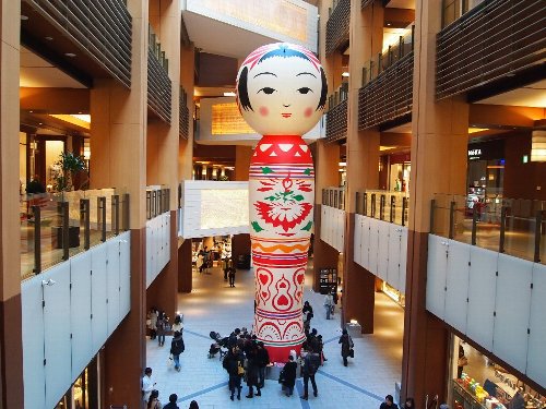 東京ミッドタウンの大こけし・花子