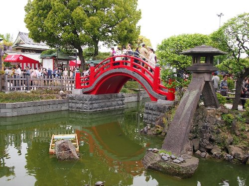 亀戸天神の朱色に塗られた太鼓橋