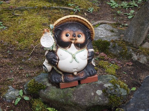 池の端にある狸の置物