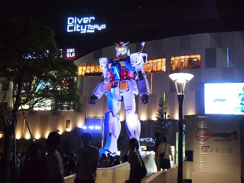 ダイバーシティ・ビルの前に置かれたガンダムの巨像