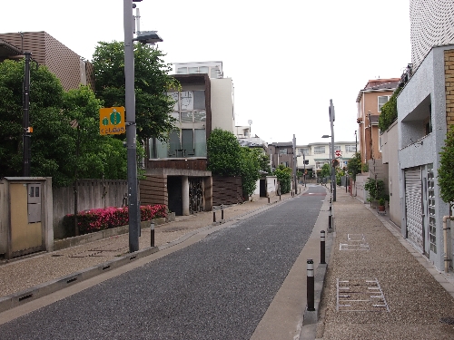 コミュニティ道路の中途半端な電線の地中化