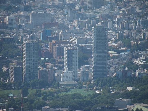 東京スカイツリーからの眺め、不忍池ほとりの高層マンション