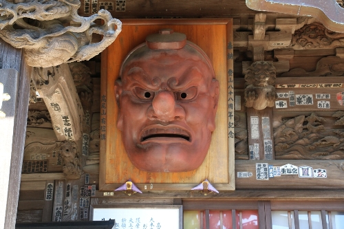 本堂の赤い天狗の面