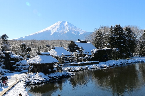 忍野八海から見る富士山