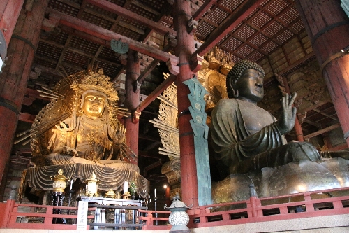 盧遮那仏と傍の仏様