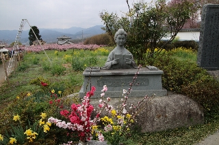 樋口一葉の像