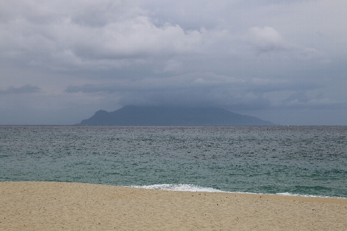 永田いなか浜の向かいに見える口永良部島