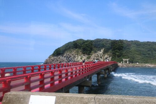 雄島に繋がっている赤い歩道橋
