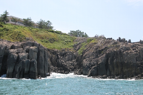 沖から見た東尋坊