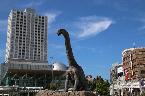 福井駅前広場にある動く恐竜の像