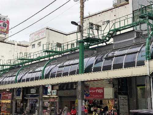 アーケード上の緑色の足場