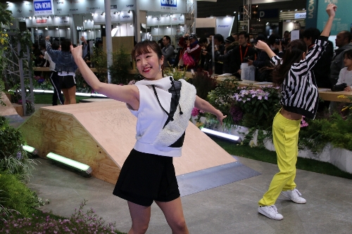 早いテンポでダンスをするモデルさん
