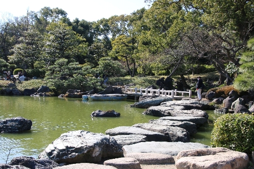 中心に大きな池