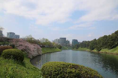 桜田濠から半蔵門方向を見晴らす