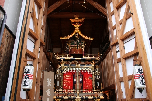 高山祭りの倉庫の屋台