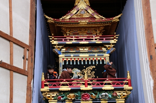 高山祭りの倉庫の屋台